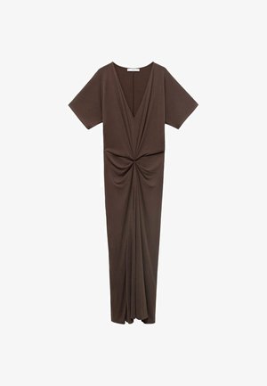 Ruskea, polvipituinen mekko pehmeästä materiaalista, syvällä V-pääntiellä, lyhyillä hihoilla ja vyötäröllä rypytetyllä yksityiskohdalla. Sileä pinta.