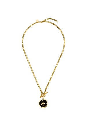 Goldene Halskette mit rundem schwarzem Anhänger, der ein zentrales Auge, Mondsicheln und Sterne zeigt, gesichert mit einem Knebelverschluss.