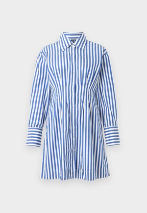Robe-chemise à manches longues à rayures verticales bleu et blanc avec col pointu et taille cintrée sur fond uni.