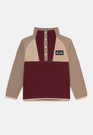 Fleecepullover med hög krage, med paneler i vinröd, beige och krämfärgad. Knappslå och en logotyp på bröstet. Mjuk textur.