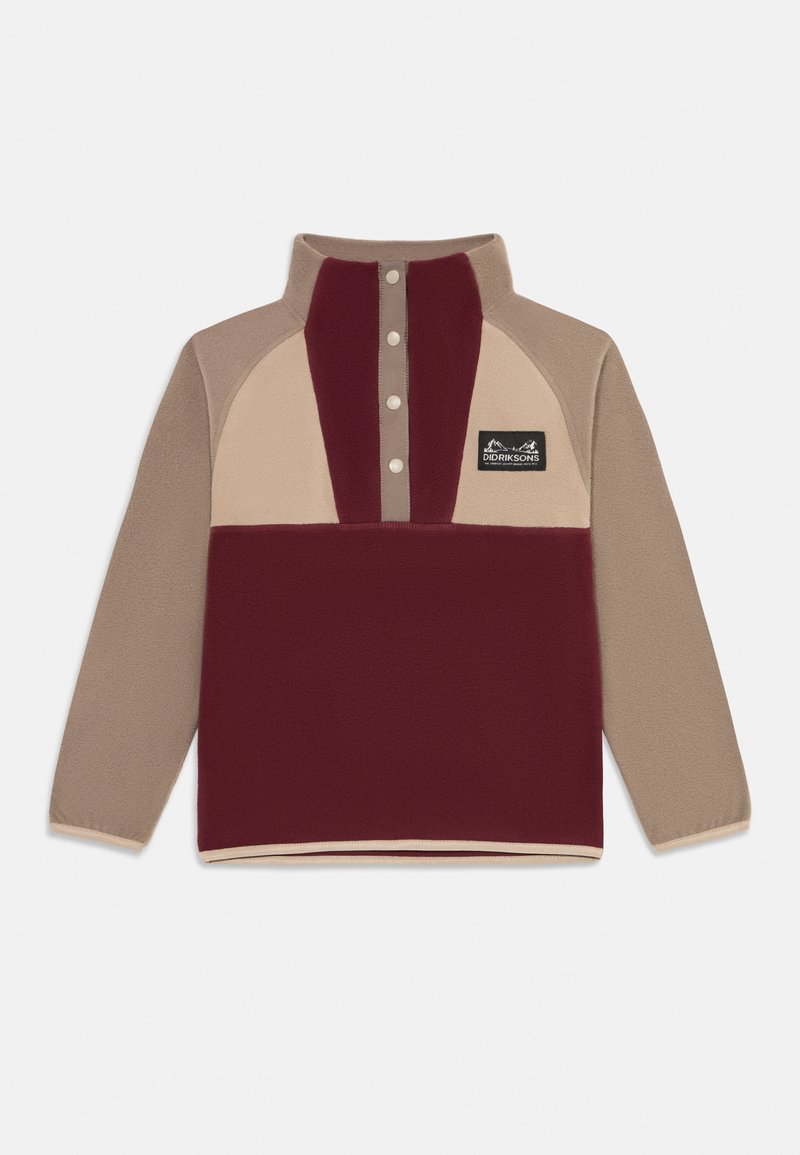 Pull en polaire avec un col montant, présentant des panneaux bordeaux, beige et crème. Boutonnage et logo de la marque sur la poitrine. Texture douce.