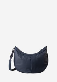 Borsa a spalla a forma di mezzaluna di colore blu navy con tracolla regolabile e logo a rilievo discreto su superficie in tessuto liscia.
