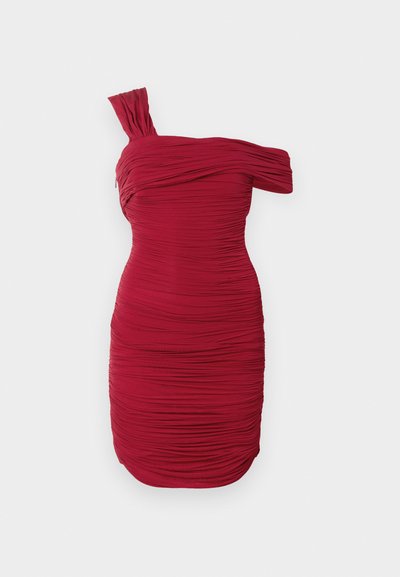 Piros, egyvállas ruha, testhez simuló szabással, texturált ráncokkal az egész felületén és gyűrt vállrész részlettel, amelyek drapált hatást keltenek.