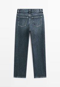 Dunkelblaue Jeans aus Denim, von hinten gezeigt, mit zwei Gesäßtaschen, Gürtelschlaufen und geradem Bein, auf weißem Hintergrund.