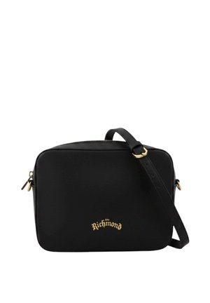 Borsa a tracolla rettangolare nera con tracolla regolabile e cerniera dorata, con piccolo logo dorato "Richmond" sul davanti.