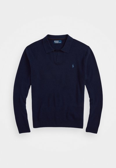 Mørkeblå langermet polo genser laget av mykt materiale, med krage og en liten brodert logo på venstre bryst.