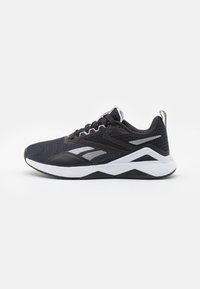 Scarpa sportiva nera con tomaia in mesh, dettagli testurizzati, logo argentato e suola bianca a contrasto. Presenta chiusura con lacci e un design di supporto.