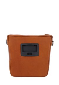 Borsa a tracolla in pelle marrone con una superficie liscia, forma rettangolare, chiusura superiore con zip e un attacco KLICKfix nero sul retro.