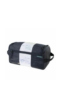 Bolsa de viaje cilíndrica negra con un panel blanco distintivo que presenta patrones coloridos, cierre superior con cremallera y asa lateral para llevar fácilmente.