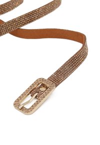 Cintura in pelle marrone decorata con strass trasparenti e luccicanti; presenta una fibbia rettangolare in tonalità oro con un inserto per una chiusura sicura.