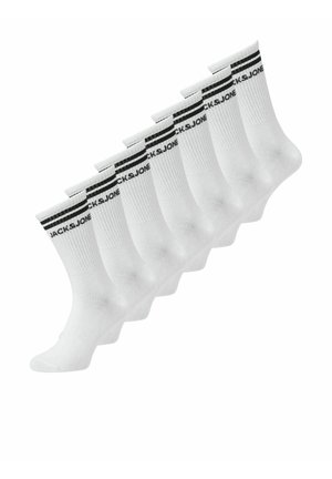 Syv par hvide crew-sokker med sorte striber og teksten "JACK & JONES" nær toppen, arrangeret diagonalt på en hvid baggrund.
