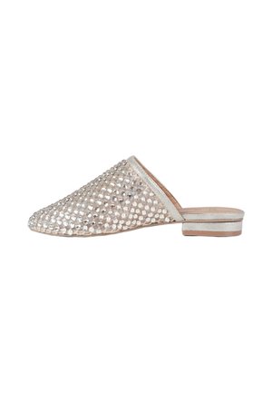 Scarpa mule argento slip-on con tacco basso, punta appuntita e coperta da borchie metalliche rotonde.