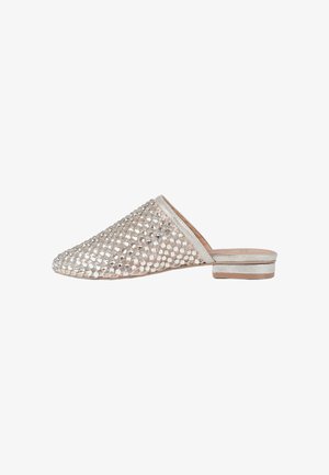 Scarpa mule argento slip-on con tacco basso, punta appuntita e coperta da borchie metalliche rotonde.