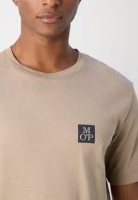 Marc O'Polo PRINT FLATLOCK DETAILS, STRAIGHT HEM - T-shirt basique - charleston gray