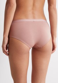 Ljusrosa bomullshipsterunderkläder med en mjuk textur, med en elastisk midjeband med präglad logotyp, skurna för full täckning.