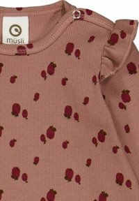 Růžový žebrovaný top s malými bobulovými vzory v burgundské a zelené barvě, se na rameni s volantem a zapínáním na cvoček u výstřihu.