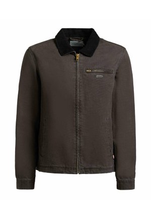 Mørkebrun jakke med sort fløjlsbetrukket krave, lynlås foran, lynlåslomme på brystet og sidelommer til hænder, vist på hvid baggrund.