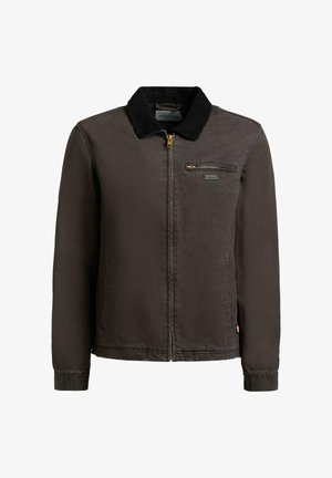 Donkerbruine jas met een zwarte ribfluwelen kraag, rits aan de voorkant, rits borstzak en zijkanten handzakken, afgebeeld op een witte achtergrond.