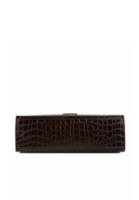 Clutch in pelle marrone con effetto coccodrillo, di forma rettangolare, texture liscia e chiusura a scatto metallica. Design semplice ed elegante.
