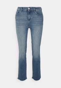 Modré denimové džíny s přiléhavým pasem, mírně rozšířeným lemem, ošetřenými okraji a předními kapsami. Standardní design s pěti kapsami.