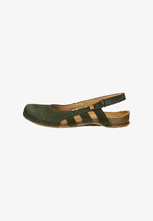 Grüner Wildleder Slingback-Schuh mit Ausschnittdesign, Leder-Innensohle und Gummiaußensohle. Flacher Absatz und geflochtenes Detail an der Seite.