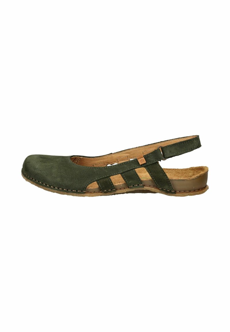 Zelené semišové slingback boty s výřezovým designem, koženou stélkou a gumovou podrážkou. Plochý podpatek a tkaná detail na straně.