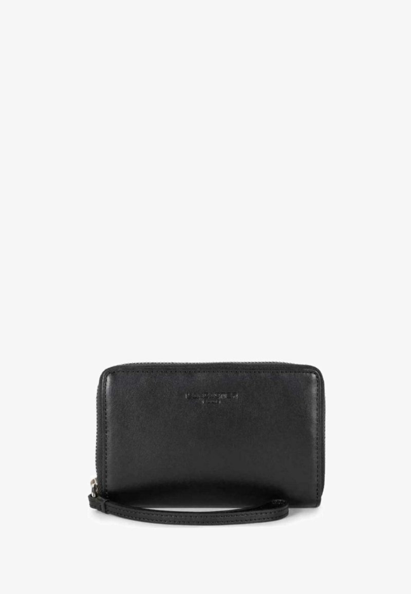 Portefeuille en cuir noir avec fermeture éclair, de forme rectangulaire et une lanière de poignet. Texture lisse avec un logo sobre embossé à l'avant.