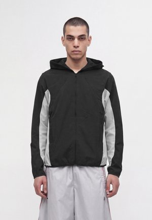 Nike Sportswear, M NK DF TECH HELIOS SUN LS SHL - Giacca leggera - black/grey fog