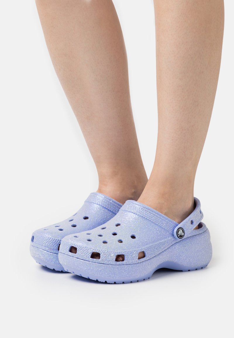Crocs CLASSIC PLATFORM GLITTER Heeled mules moon jelly/blue