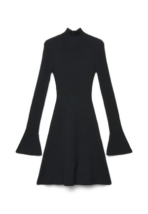 Abito nero in maglia a coste con maniche lunghe svasate e vita aderente, caratterizzato da un collo alto e una gonna a linea A.