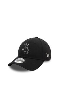 Fekete baseball sapka, amely szövetből készült, a frontján emelt fehér logóval, állítható pánttal és ívelt napellenzővel.