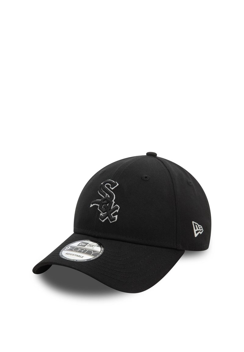 Fekete baseball sapka, amely szövetből készült, a frontján emelt fehér logóval, állítható pánttal és ívelt napellenzővel.