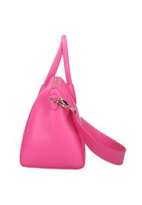 Borsa in plastica rosa con forma strutturata, doppi manici superiori, tracolla rimovibile, chiusura con zip e accenti in metallo.