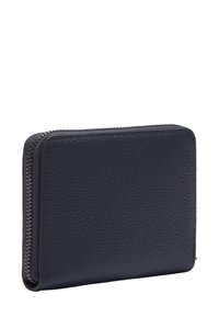 Granatowy skórzany portfel o teksturowanym wykończeniu, wyposażony w zamek błyskawiczny wokół i zaokrąglone rogi dla eleganckiego wyglądu.