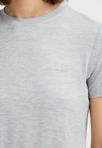 T-shirt grigio chiaro a maniche corte realizzato in tessuto morbido e testurizzato. Presenta un sottile logo "NORTH BEND" sul petto e un classico colletto tondo.