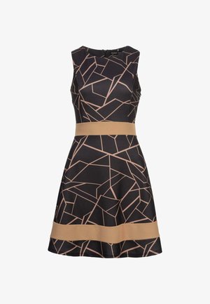 Vestido negro con un patrón geométrico beige, diseño sin mangas y una cinturilla beige como acento, que presenta una falda acampanada.