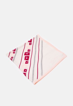 Lichtroze gevouwen sjaal met rode en witte handtas- en kettingpatronen uitgelijnd in verticale strepen.