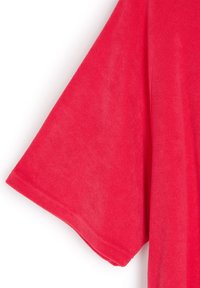 Czerwony sweatshirt o luźnym, krótkim rękawie, wykonany z miękkiego materiału i z okrągłym dekoltem, prezentujący prosty, bezszwowy wykończenie.