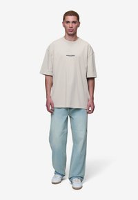 Pegador BARROW - Ohlapne kavbojke - sand washed blue