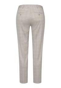Pantalon à carreaux gris clair, coupe slim, avec une texture de tissu lisse, deux poches arrière avec boutons dorés, et une ceinture de marque.