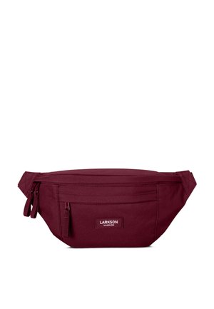 Riñonera rectangular burdeos con bolsillo frontal con cremallera y parche con el logo de Larkson Hamburg, diseñada para llevar sin usar las manos.
