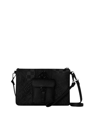 Borsa a tracolla nera con patta nella tasca frontale, tracolla regolabile e motivo a bocca di squalo goffrato su materiale testurizzato.