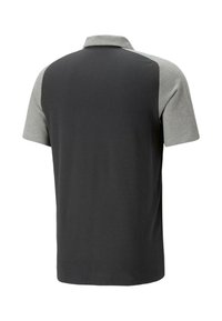 Polo shirt con corpo nero e maniche corte grigie. Presenta un colletto classico e una texture liscia. Linee pulite e design semplice.