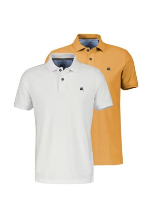 Zwei kurzärmelige Herren-Poloshirts, eines in Weiß und eines in Senfgelb, jeweils mit einem kleinen, dunklen, gestickten Löwenlogo auf der Brust.
