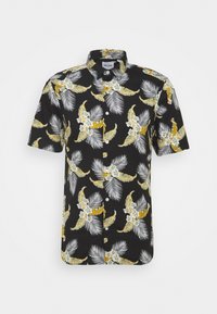 Zwart shirt met korte mouwen, voorzien van een wit en geel bloemen- en bladdessin, knoopsluiting aan de voorzijde en een puntige kraag. Zachte stof textuur.