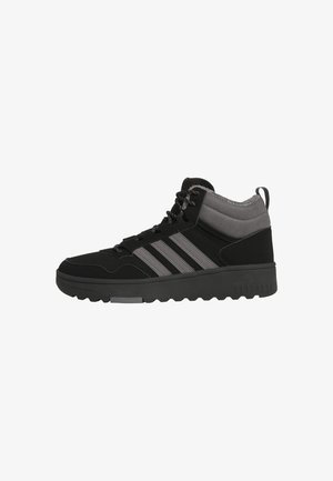 Hoge sneakers met een zwart en grijs kleurpalet, voorzien van geborsteld suède en mesh materialen, drie grijze strepen en een dikke zool.