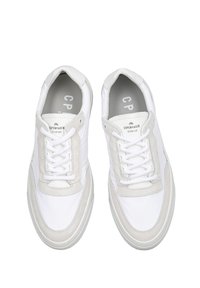 Sneaker bianche con un mix di pelle liscia e dettagli in suede. Presentano lacci piatti, una punta arrotondata e una soletta ammortizzata. Logo del marchio sulla linguetta.