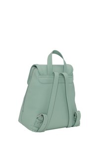 Mochila de cuero verde menta con correas ajustables, textura suave, asa superior y un compartimento con cremallera. Diseño minimalista y detalles.