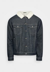 Giacca di jeans di colore blu scuro con colletto in finta shearling bianco. Presenta una chiusura con bottoni, due tasche sul petto e dettagli di cuciture a contrasto.
