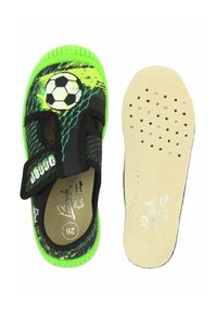 Schwarze und neongrüne Kindersandale mit Fußballgrafik; strukturiertem Material, verstellbarem Riemen und gelochter Innensohle für Atmungsaktivität.